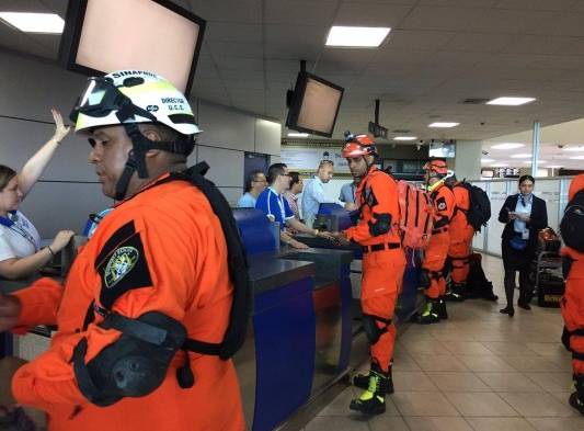 Rescatistas en el aeropuerto de Tocumen.