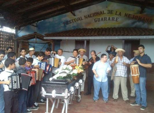 El acordeón acompañó el cuerpo hasta la sepultura.