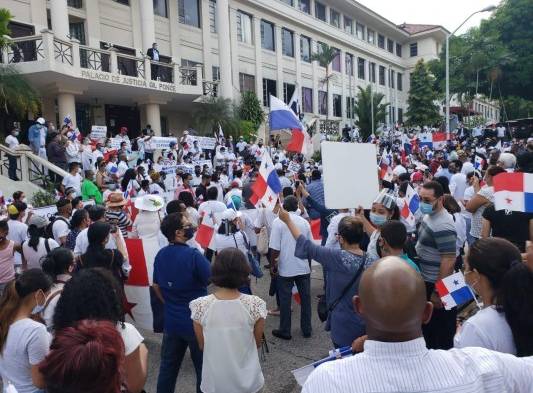 Protestan en la Corte Suprema contra el matrimonio igualitario