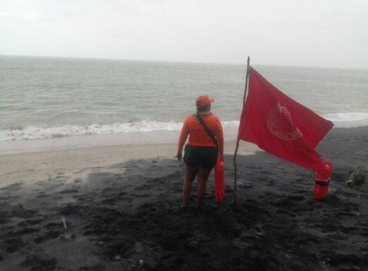 Colocan bandera roja en Playa Canadian