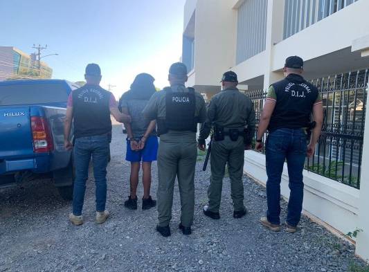 Las unidades policiales condujeron a Cuatro Pepas a la fiscalía.