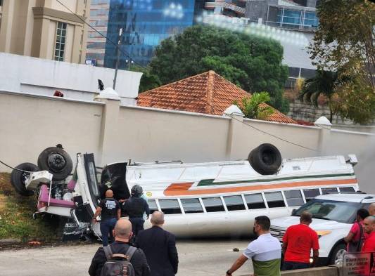 Bus diablo rojo de Chepo se accidenta en el Corredor Sur, hay más de 30 heridos 