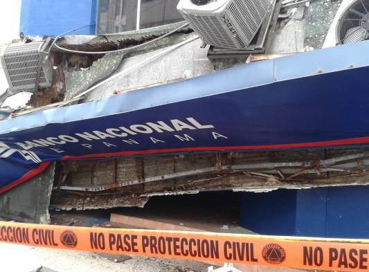 Marquesina del Banco Nacional de Panamá cae por deterioro en Colón.