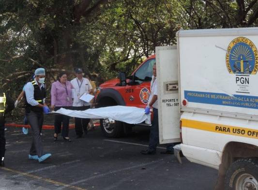 Se informó que el conductor iba a exceso de velocidad. Tras chocar se volcó.