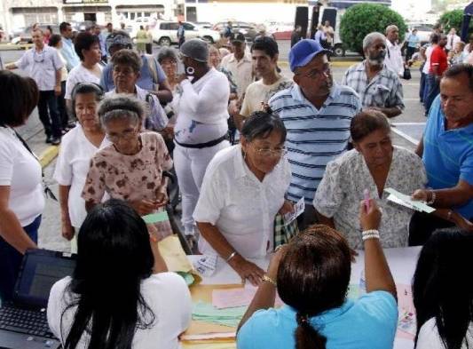 Ancianos cobrando el subsidio estatal.