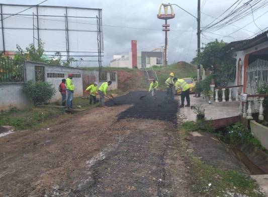 Tras varias denuncias, reparan calles en Vista Alegre