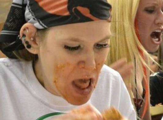 Bate record al comer 360 alitas en 30 minutos