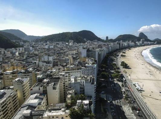 Fotografía panorámica de archivo del 9 de mayo de 2012 de Río de Janeiro (Brasil). La recesión en Brasil, la mayor economía sudamericana, se agravó en el primer trimestre de este año, cuando el Producto Interior Bruto (PIB) se contrajo un 5,4 % en comparación con el mismo período de 2015, informó el Gobierno hoy, miércoles 1 de junio de 2016..