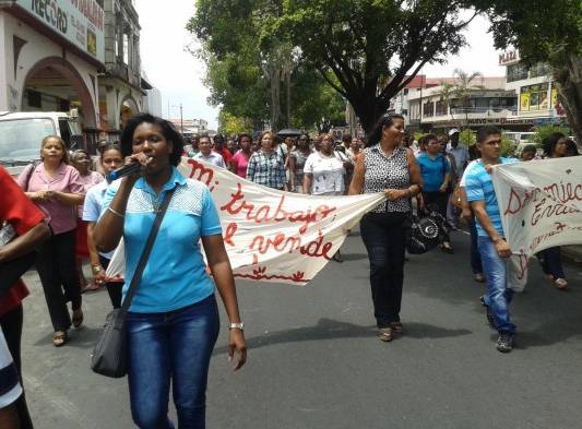 En Colón, los profesores recorrieron las principales calles exigiendo su aumento.