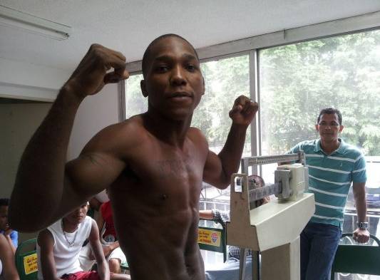 El invicto boxeador panameño Alberto ‘Metralleta’ Mosquera (21-0-2, 14 KO).