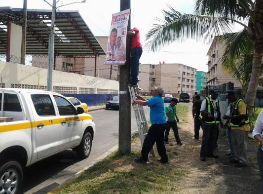 Remueven propaganda mal colocada