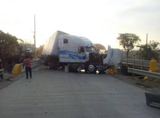 Camión articulado se accidenta en Río Hato.