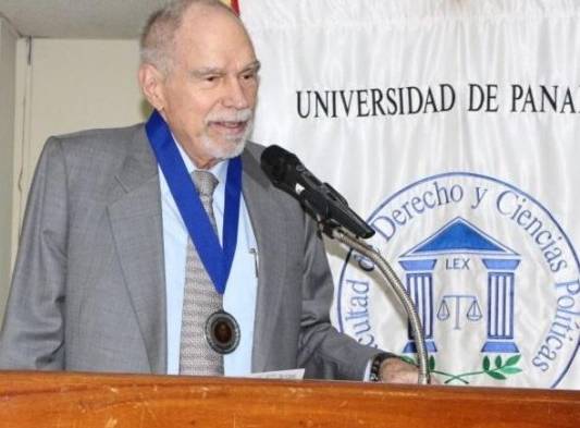 Fue premiado en la Universidad de Panamá por sus notables aportes al Derecho Marítimo.