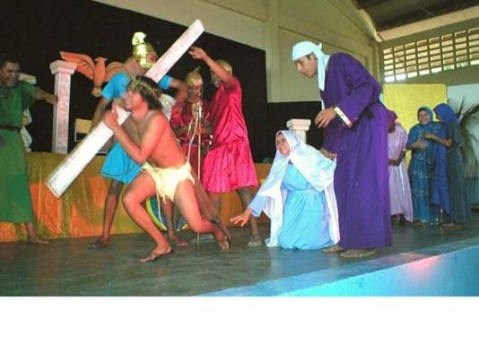 Desde el mes de enero los artistas recolectan fondos para comprar sus vestidos y utilería.