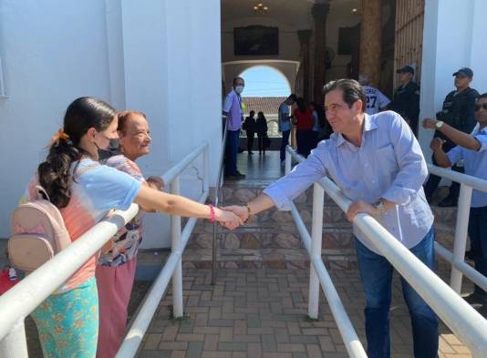 Expresidente Torrijos aboga por mayor transparencia en la negociación con la minera