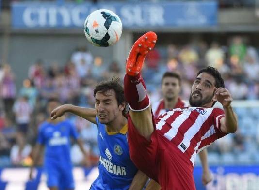 Raúl García (d) anticipa al atacante del Getafe.