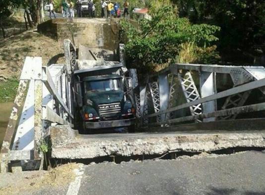Era tanto el peso del carro volquete por el material que llevaba, que la estructura no aguantó y se desmanteló.
