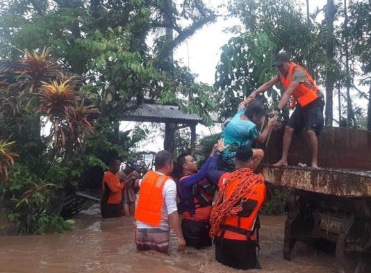 Las inundaciones y aludes de tierra que golpearon varias regiones del sur y el este de Filipinas.