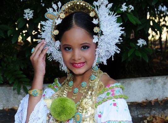 Dianelys Vásquez, hermosa con su pollera.