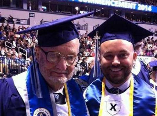 Un anciano de 90 años se gradúa de la Universidad Ohio, Estados Unidos