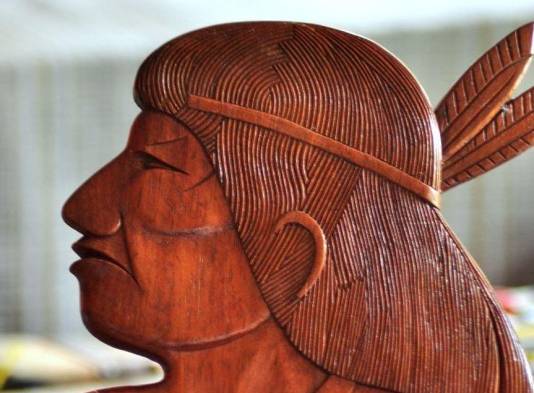 La caoba es usada para hacer los trabajos de artesanía.