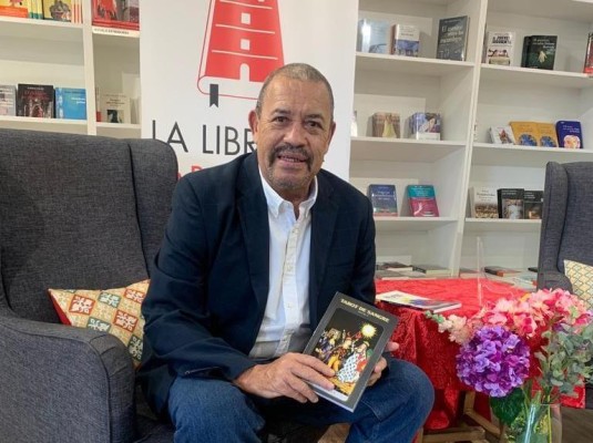 Andrés Villa, también comunicador, presentó hace unos días, su obra Tarot de sangre, en la Librería Panamá Viejo.
