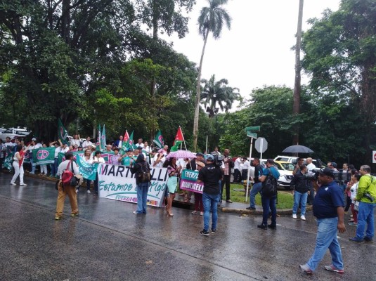 Simpatizantes protestan en la Corte Suprema de Justicia pidiendo su libertad.