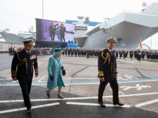 Reina Isabel II bautiza embarcación militar