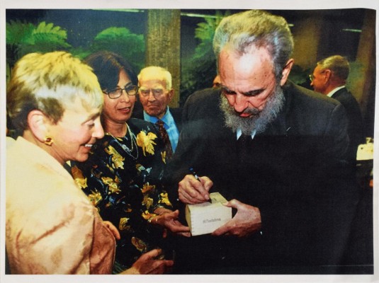 Fotografía cedida por RR Subastas muestra el líder de la revolución cubana Fidel Castro (d) firmando una caja de puros en marzo de 2002 a la activista y filántropa estadounidense de origen húngaro Eva Haller (i).