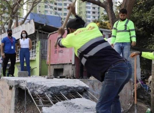 Remueven acera improvisada en Condado del Rey