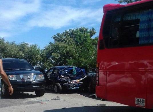 Seis carros involucrados en accidente.
