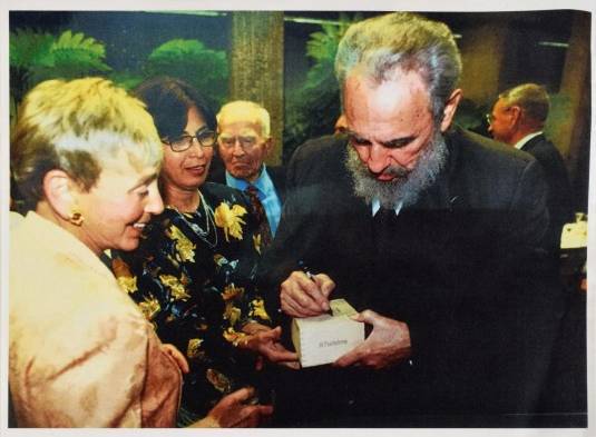 Fotografía cedida por RR Subastas muestra el líder de la revolución cubana Fidel Castro (d) firmando una caja de puros en marzo de 2002 a la activista y filántropa estadounidense de origen húngaro Eva Haller (i).