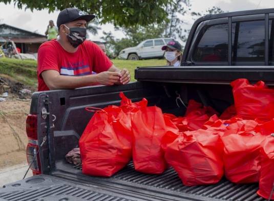 Jóvenes llevan comida a comunidad de extrema pobreza en Panamá Este