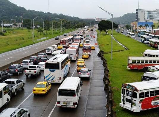 Conductores molestos por tranque en Albrook, cerca de la Terminal de Transporte