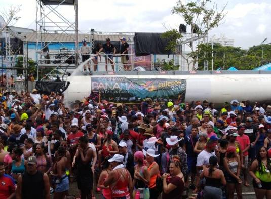 No cabe ni un alfiler.