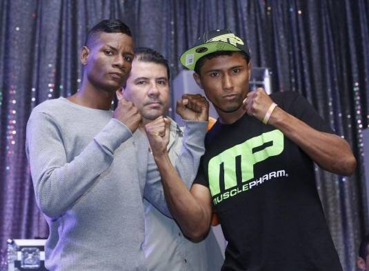 Barnie Argüelles (i) junto a su rival, José ‘El Tigre’ Forero.