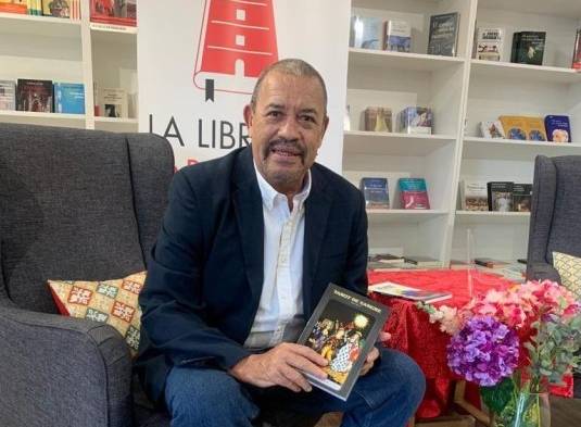 Andrés Villa, también comunicador, presentó hace unos días, su obra Tarot de sangre, en la Librería Panamá Viejo.