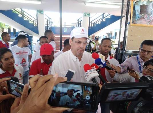 José Domingo Arias en la escuela Federico Escobar de Las Acacias.