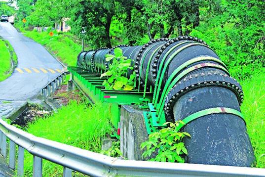 Las tuberías de conducción son visibles sobre los puentes.