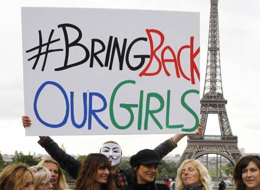 Movimientos alrededor del mundo, en solidaridad con las niñas secuestradas de Nigeria, aquí en Francia con el popular hashtag #BringBackOurGirls .