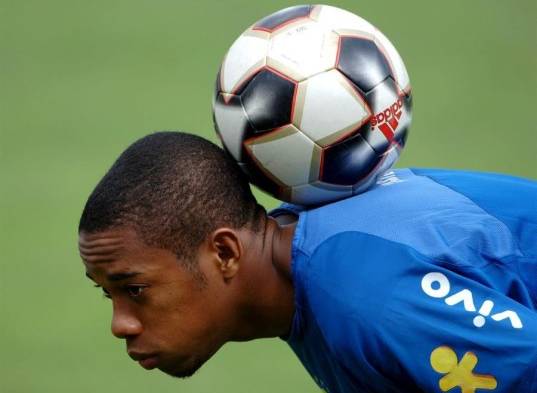 Robinho, hoy con 39 años, reside en la ciudad de Santos.