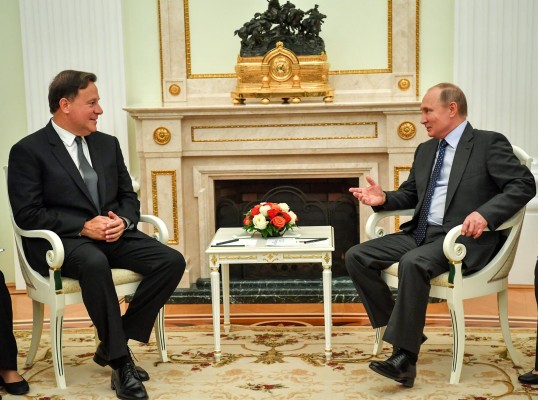 El presidente de Panamá, Juan Carlos Varela y Vladímir Putin.
