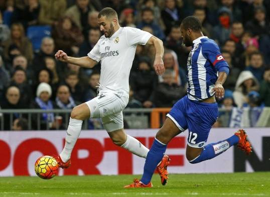 El delantero francés del Real Madrid, Karim Benzema, conduce el balón ante el defensa brasileño del Deportivo, Sidnei Rechel, durante el encuentro correspondiente a la decimonovena jornada de primera división.