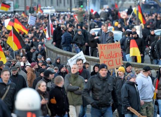 Tensa manifestación de ultraderechistas al grito de ¡fuera Merkel!