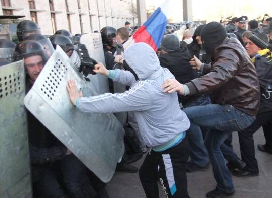 Manifestantes prorrusos se enfrentan a policías durante una protesta antigubernamental en Donetsk, al este de Ucrania, para pedir la liberación de elementos de las fuerzas especiales.