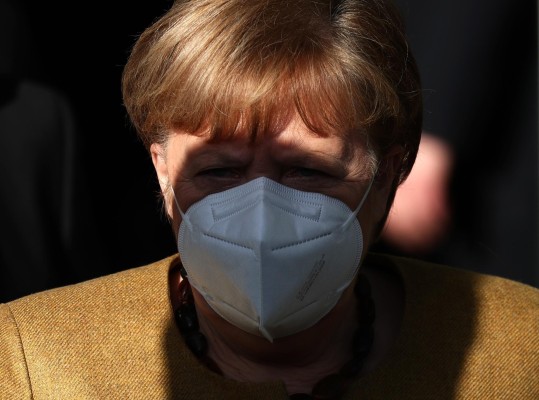 Merkel deja abierta la posibilidad de un control de fronteras por la pandemia