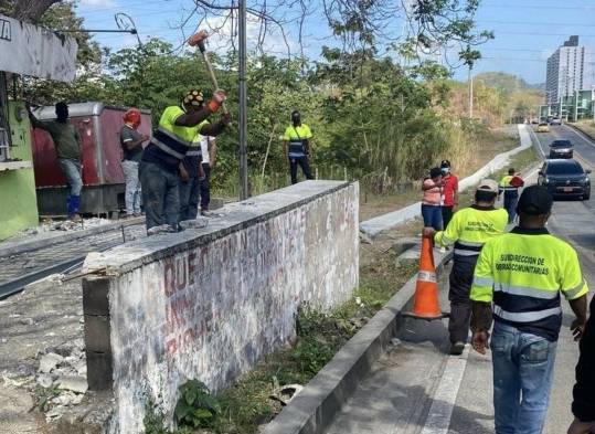 Remueven acera improvisada en Condado del Rey