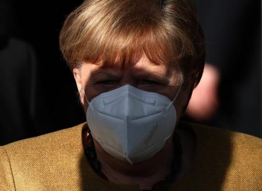 Merkel deja abierta la posibilidad de un control de fronteras por la pandemia