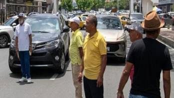 Los manifestantes esperan ser escuchados por los representantes de la Asamblea.