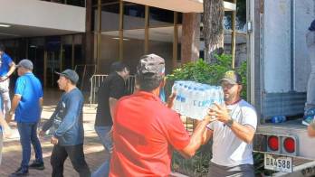 Entre los artículos más necesarios están el agua potable, colchones, frazadas y mucho más.